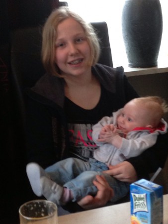 mijn nichtje Demi op schoot